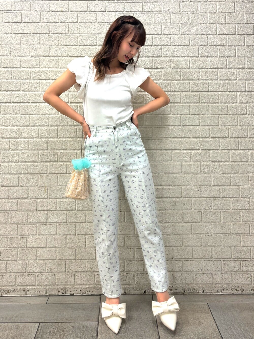 ブルー系のその他パンツ、ホワイト系のTシャツ/カットソー、ピンク系のパンプスを着用したレディースの夏コーディネートの2枚目の写真