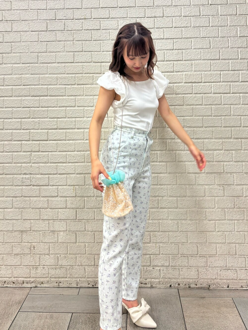 ブルー系のその他パンツ、ホワイト系のTシャツ/カットソー、ピンク系のパンプスを着用したレディースの夏コーディネートの4枚目の写真