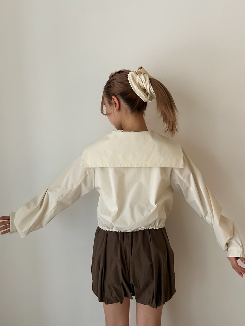 ブルー系のその他パンツ、ホワイト系のブルゾンを着用したレディースの春コーディネートの6枚目の写真