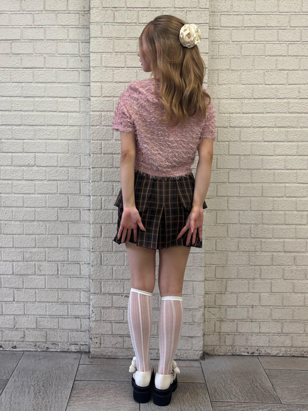 その他のスカート、ピンク系のカーディガン/ボレロ、ホワイト系のローファーを着用したレディースの夏コーディネートの2枚目の写真