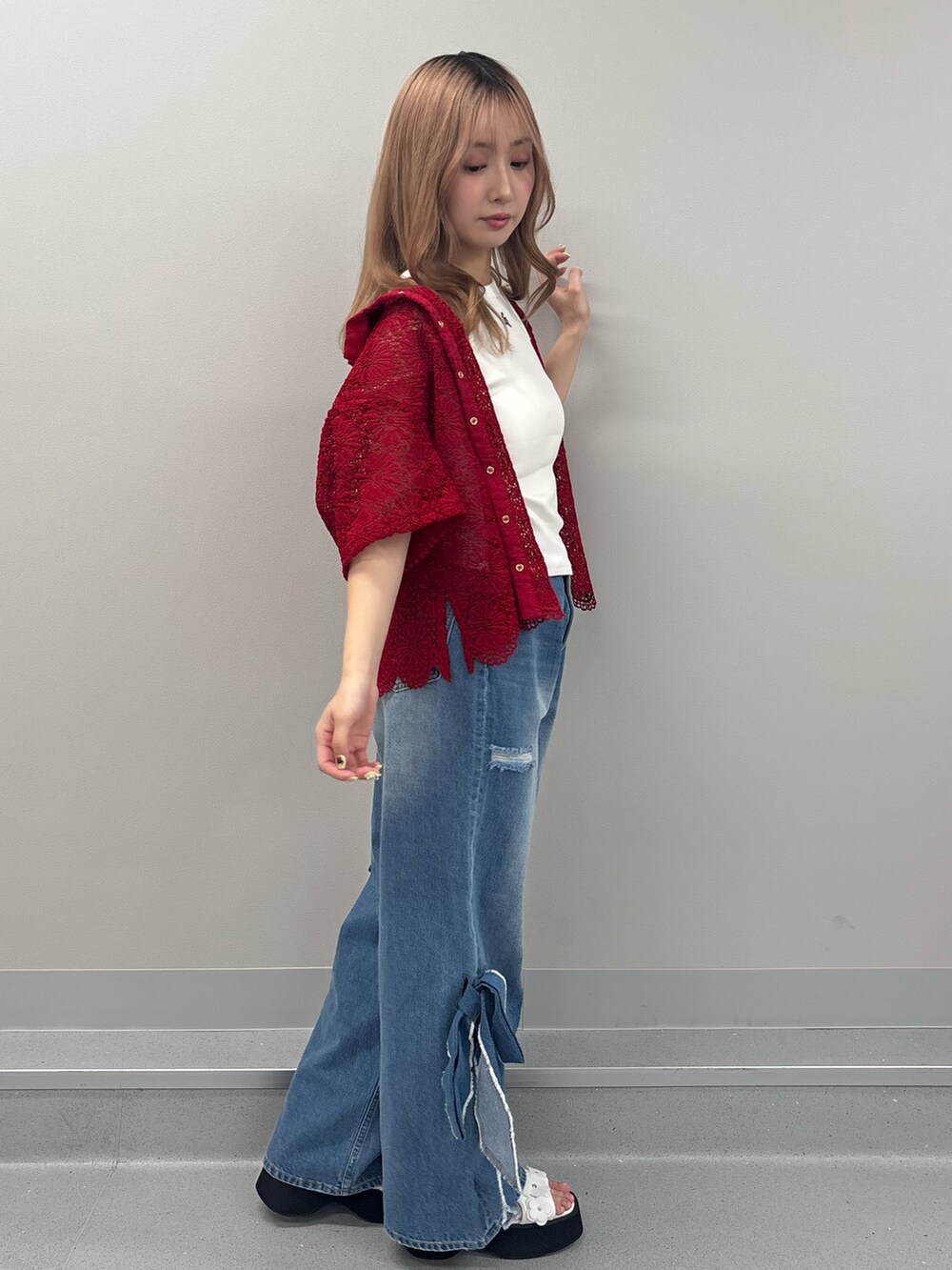 ブルー系のデニムパンツ、ホワイト系のタンクトップ、レッド系のシャツ/ブラウスを着用したレディースの春コーディネートの3枚目の写真