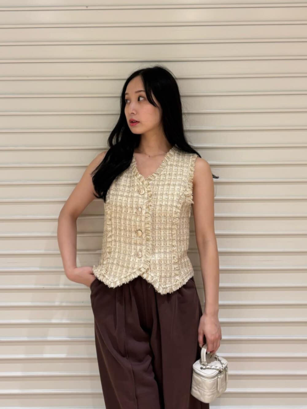 ブラウン系のサンダル、ブラウン系のスウェットパンツ、ベージュ系のベストを着用したレディースの夏コーディネートの6枚目の写真
