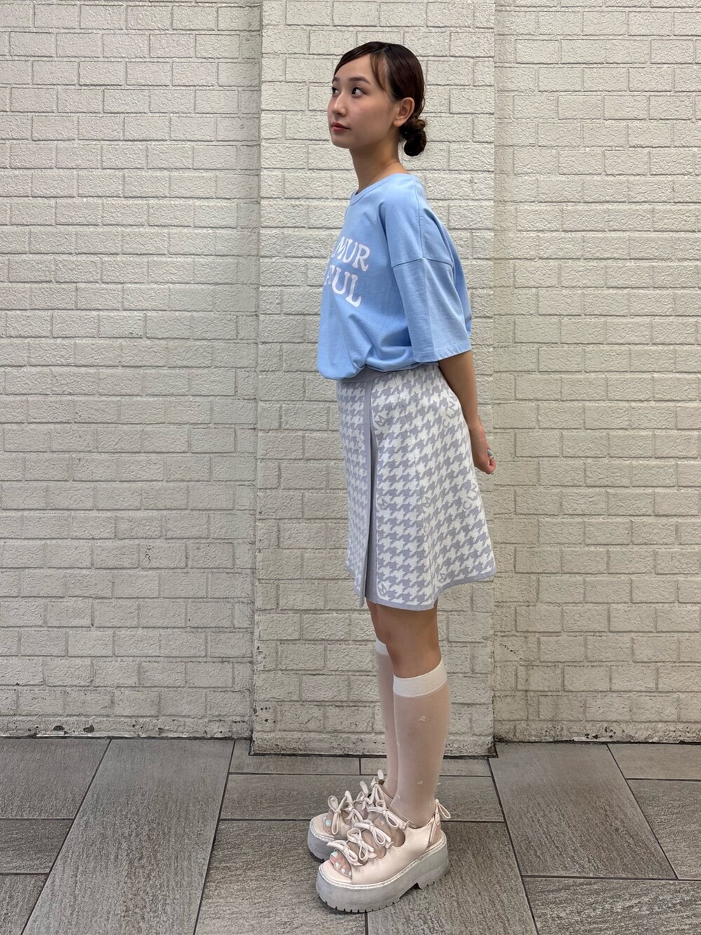 ブルー系のスカート、ブルー系のTシャツ/カットソーを着用したレディースの夏コーディネートの2枚目の写真