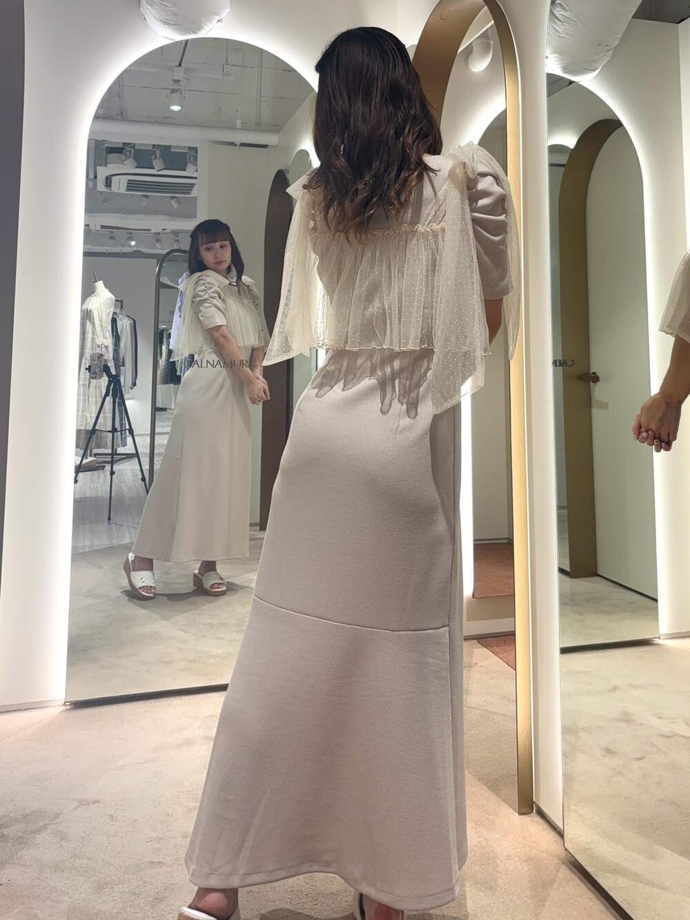 ベージュ系のワンピース、イエロー系のサンダルを着用したレディースの夏コーディネートの7枚目の写真