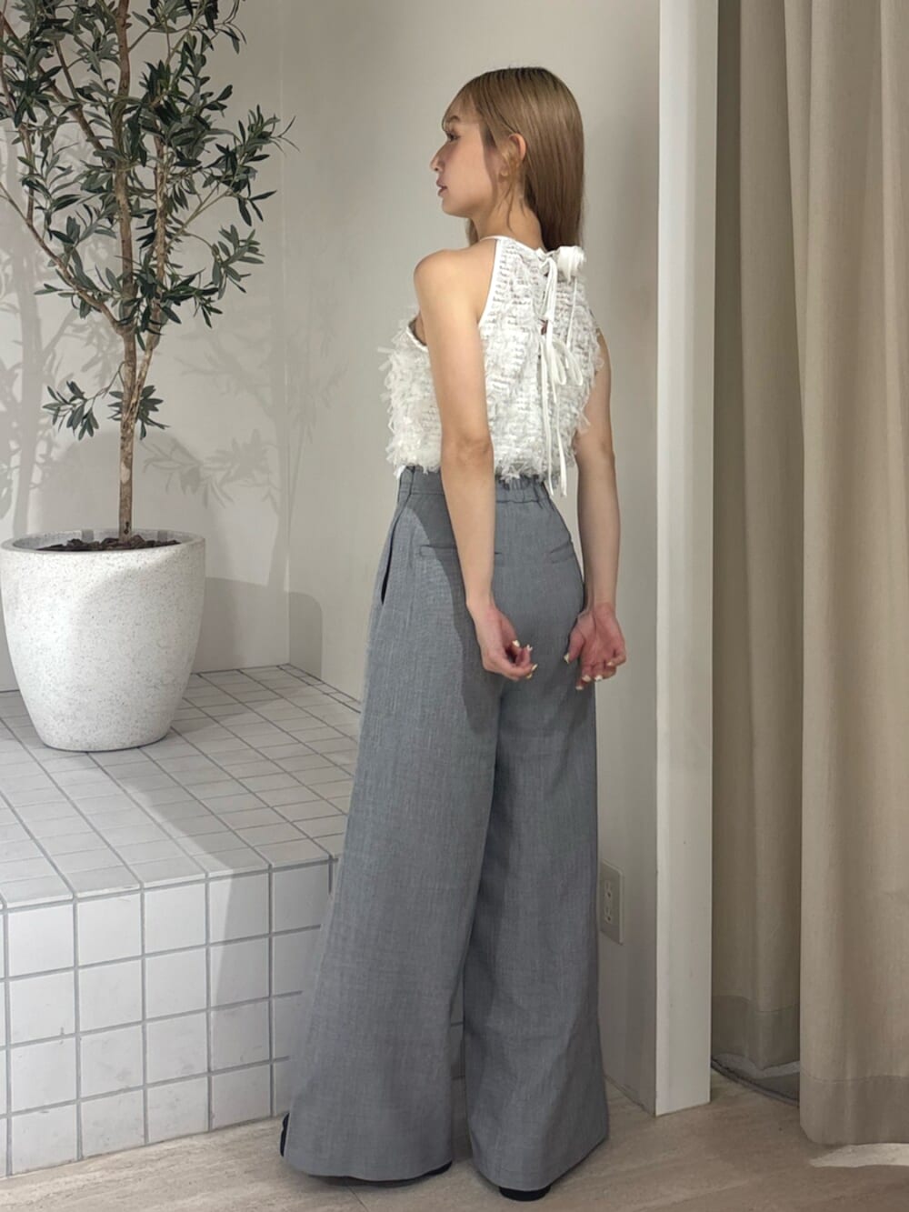 ブラック系のサンダル、グレー系のその他パンツ、ホワイト系のシャツ/ブラウスを着用したレディースの夏コーディネートの4枚目の写真