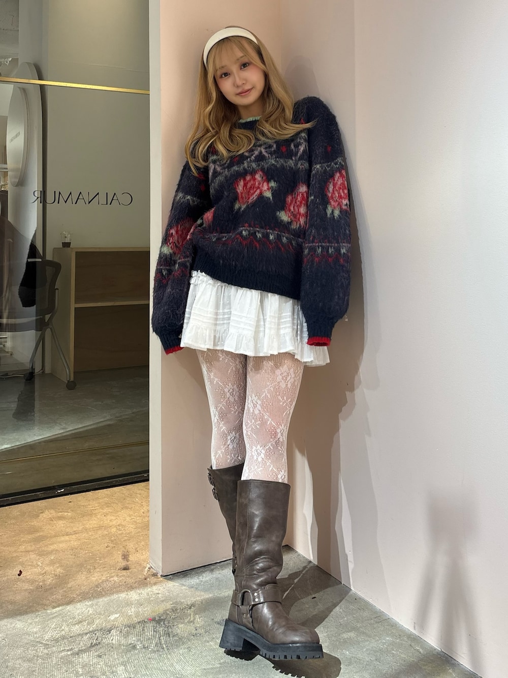 ホワイト系のスカート、ブルー系のニット/セーター、ブラウン系のブーツを着用したレディースの秋コーディネートの5枚目の写真