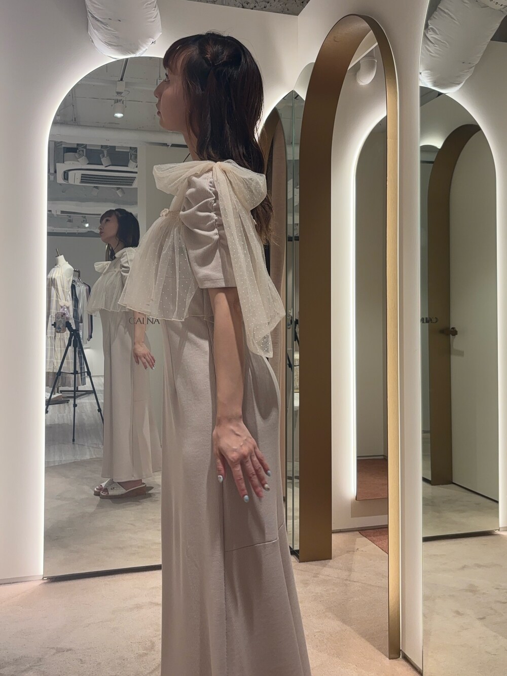 ベージュ系のワンピース、イエロー系のサンダルを着用したレディースの夏コーディネートの5枚目の写真