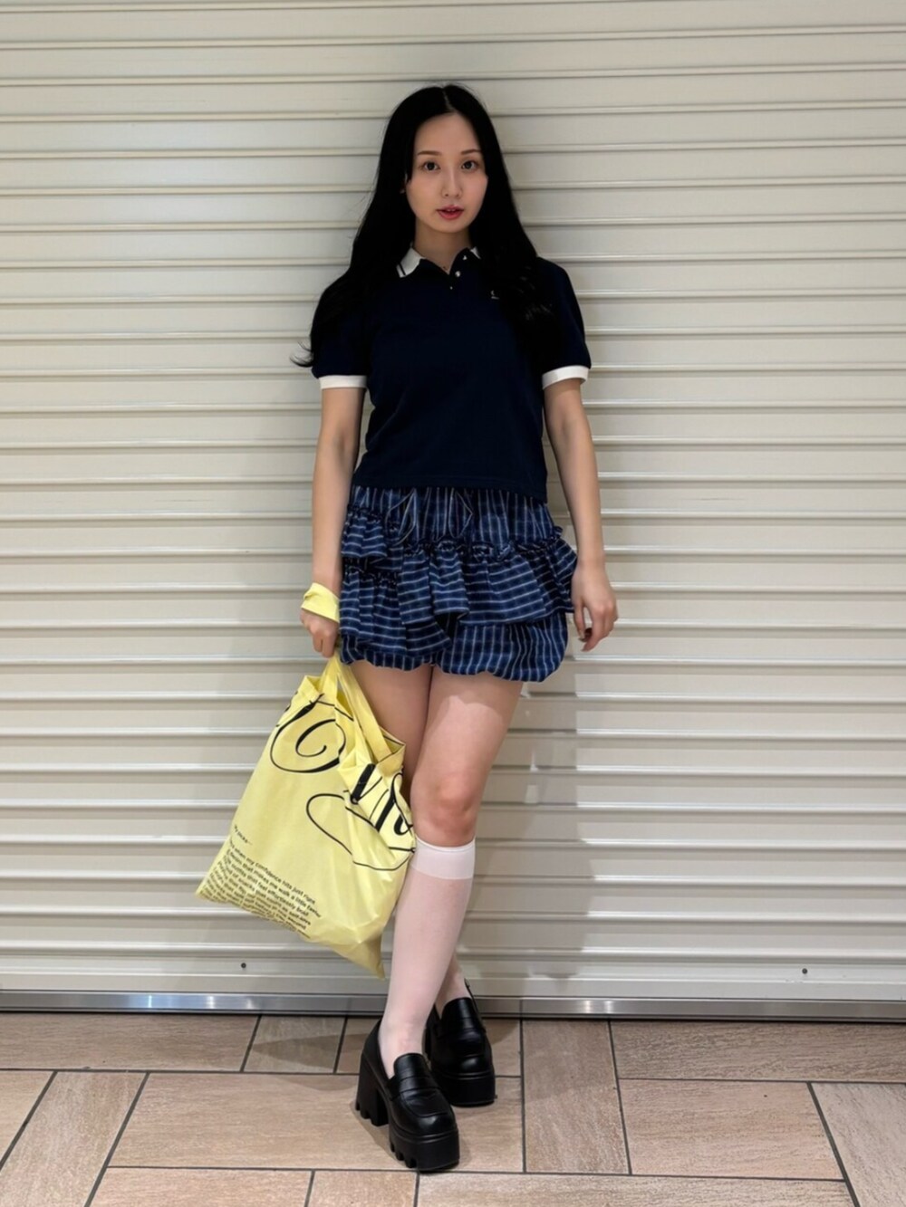 イエロー系のトートバッグ、ブルー系のTシャツ/カットソー、その他のその他パンツを着用したレディースの夏コーディネートの2枚目の写真