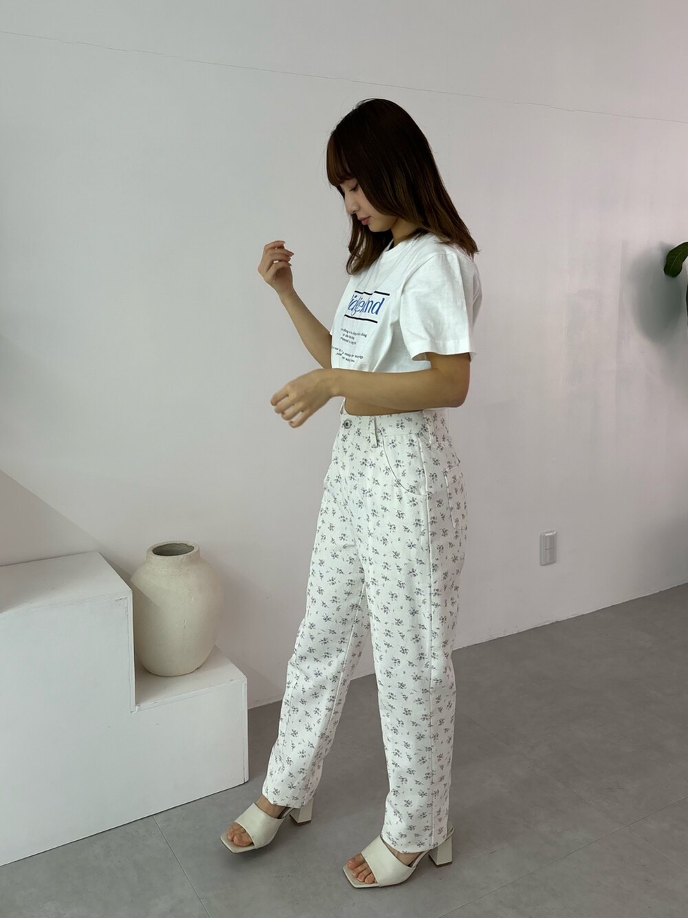 ホワイト系のTシャツ/カットソー、ホワイト系のその他パンツを着用したレディースの春コーディネートの2枚目の写真