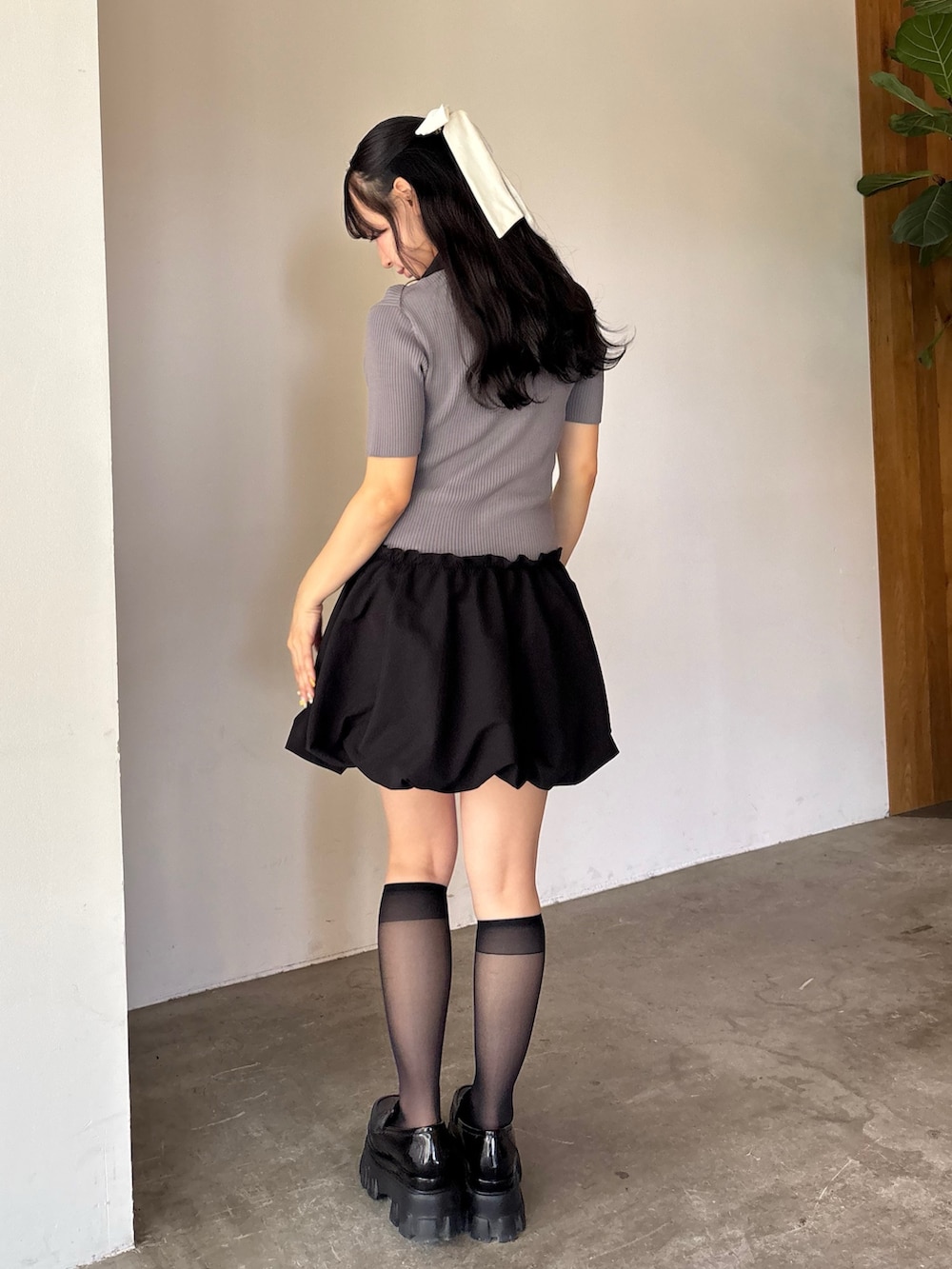 グレー系のワンピース、ブラック系のローファーを着用したレディースの夏コーディネートの3枚目の写真