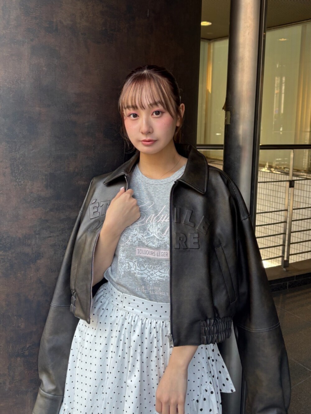 ブラウン系のブルゾン、ホワイト系のスカート、ブラウン系のサンダルを着用したレディースの冬コーディネートの5枚目の写真