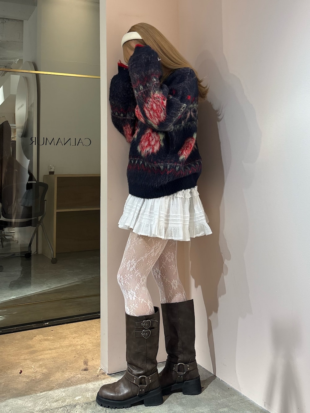 ホワイト系のスカート、ブルー系のニット/セーター、ブラウン系のブーツを着用したレディースの秋コーディネートの2枚目の写真