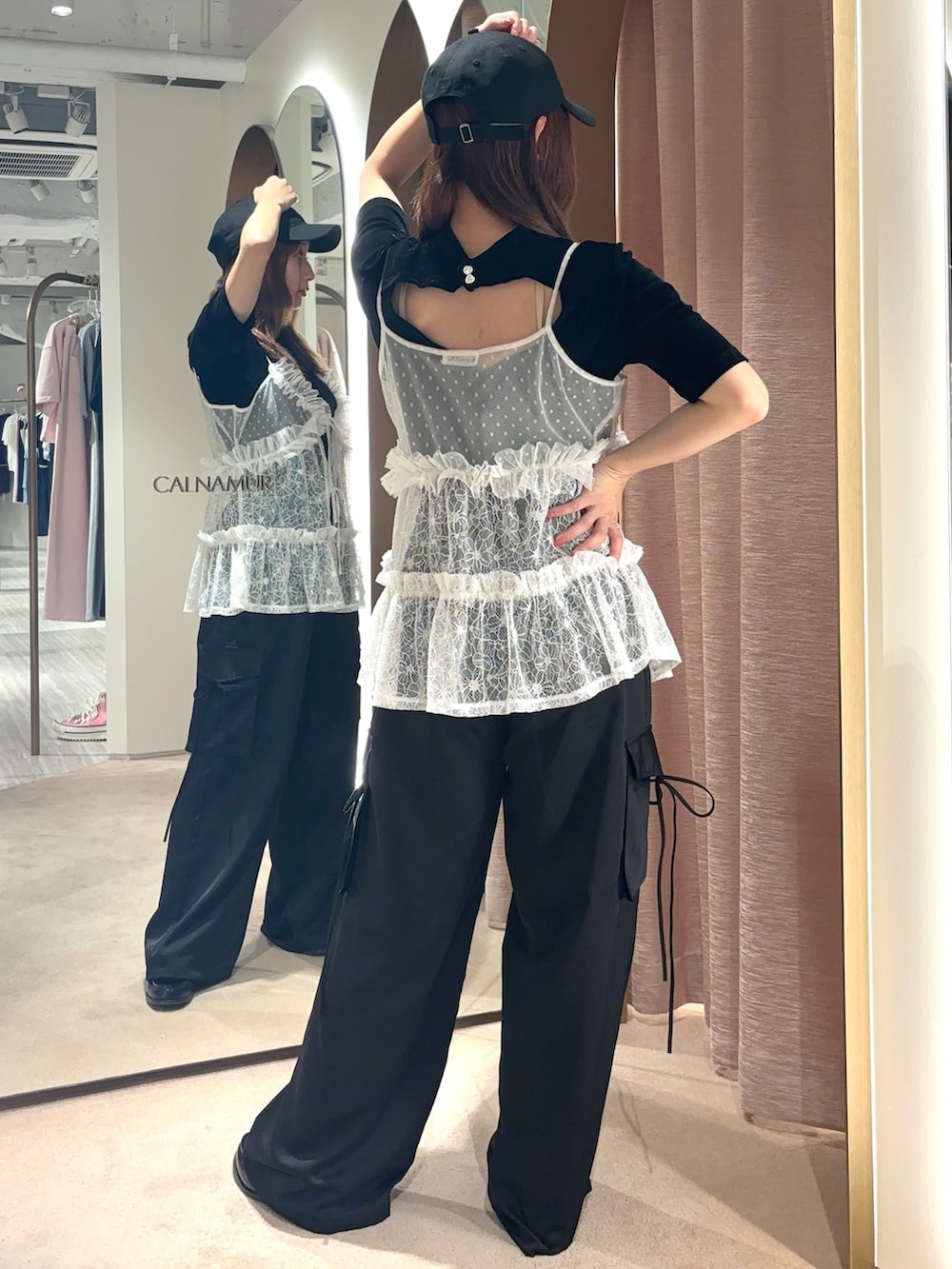 ホワイト系のキャミソール、ブラック系のTシャツ/カットソー、ブラック系のその他パンツを着用したレディースの夏コーディネートの3枚目の写真