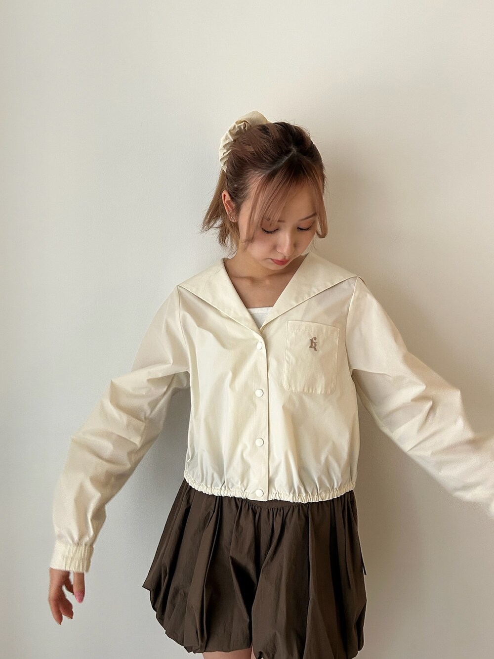 ブルー系のその他パンツ、ホワイト系のブルゾンを着用したレディースの春コーディネートの5枚目の写真