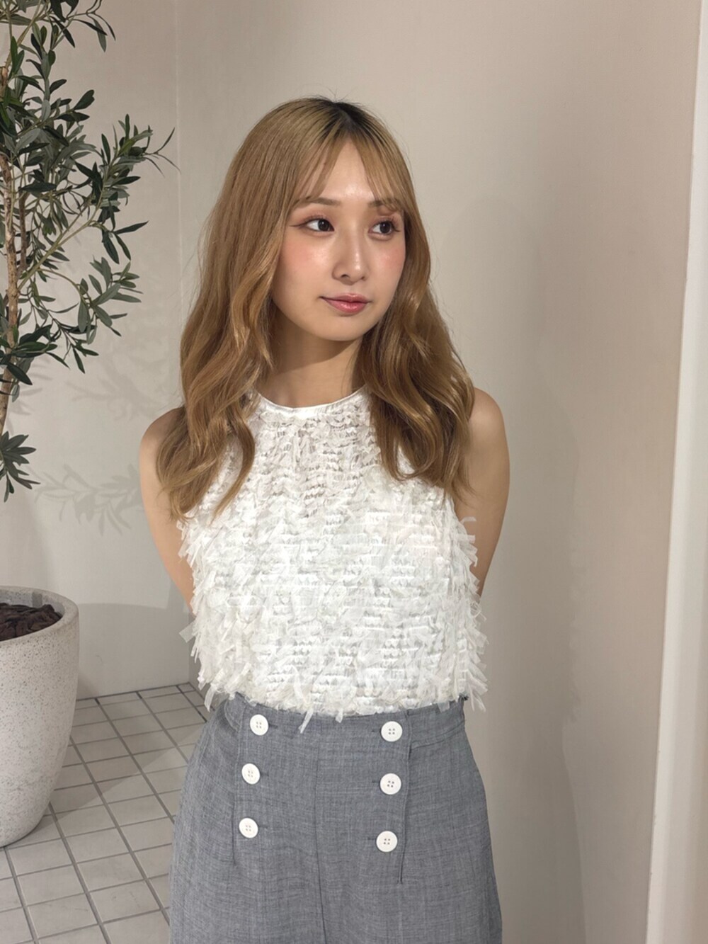 ブラック系のサンダル、グレー系のその他パンツ、ホワイト系のシャツ/ブラウスを着用したレディースの夏コーディネートの5枚目の写真