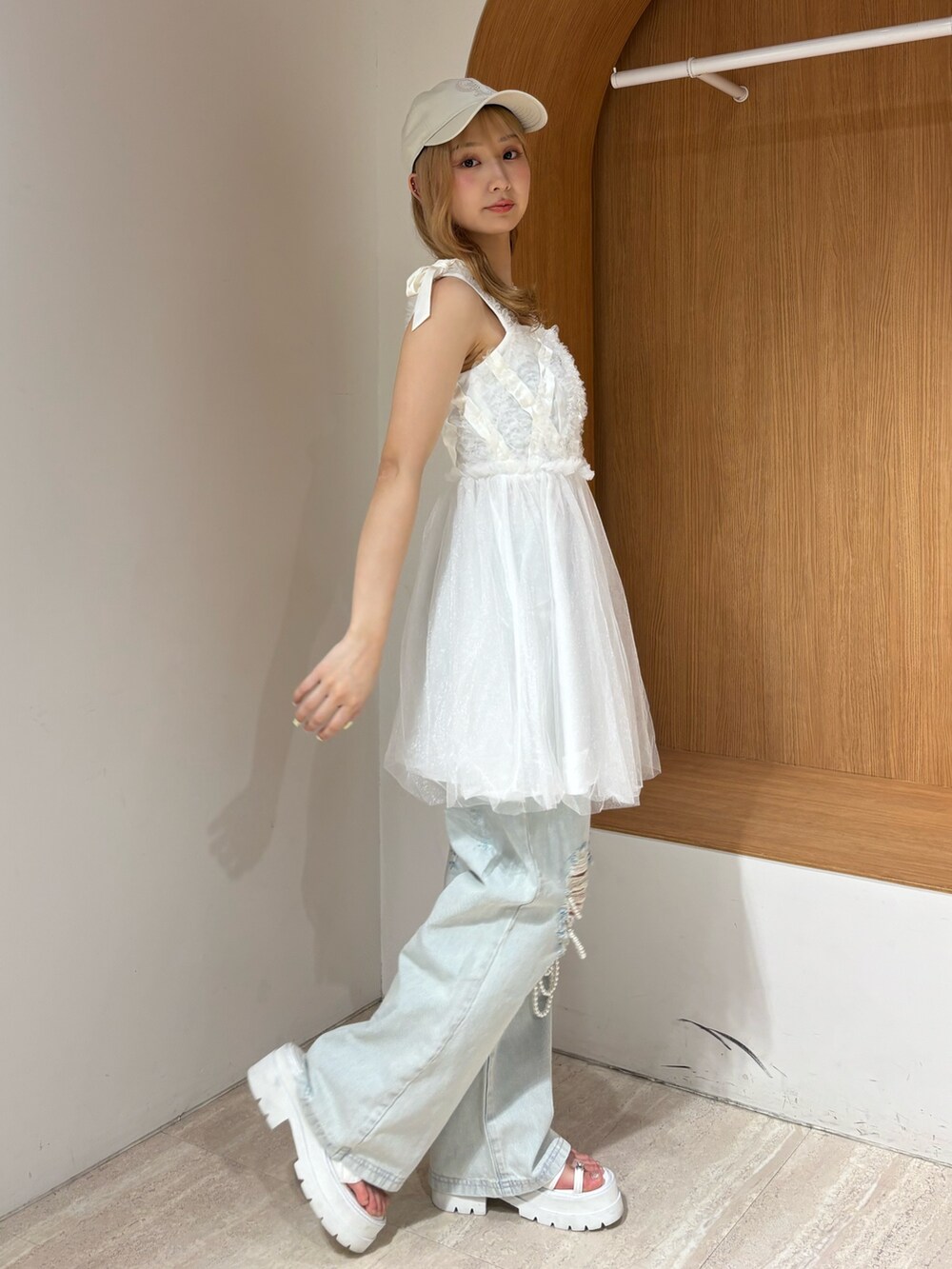 ホワイト系のシャツ/ブラウス、ブルー系のデニムパンツ、ホワイト系のサンダルを着用したレディースの夏コーディネートの2枚目の写真