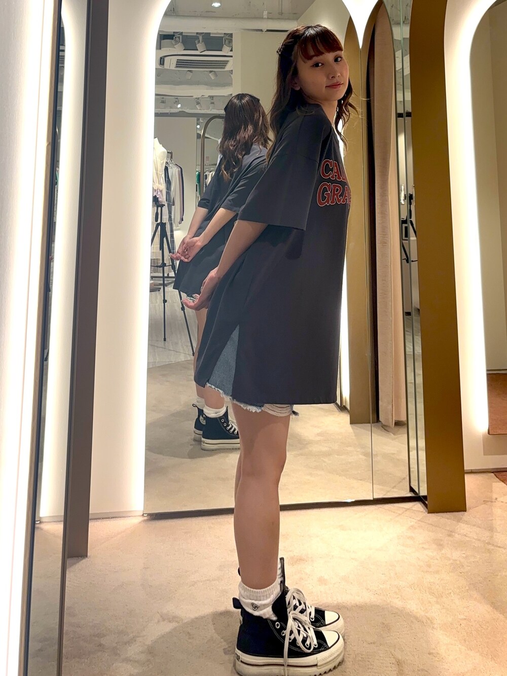 ブラック系のTシャツ/カットソー、ホワイト系のスニーカーを着用したレディースの夏コーディネートの5枚目の写真