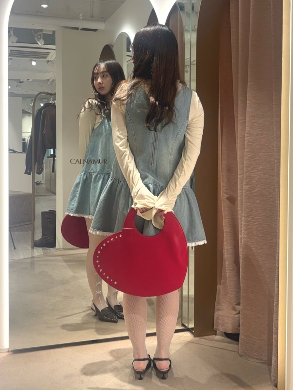 ブラウン系のサンダル、ブルー系のワンピース、ホワイト系のTシャツ/カットソーを着用したレディースの春コーディネートの3枚目の写真