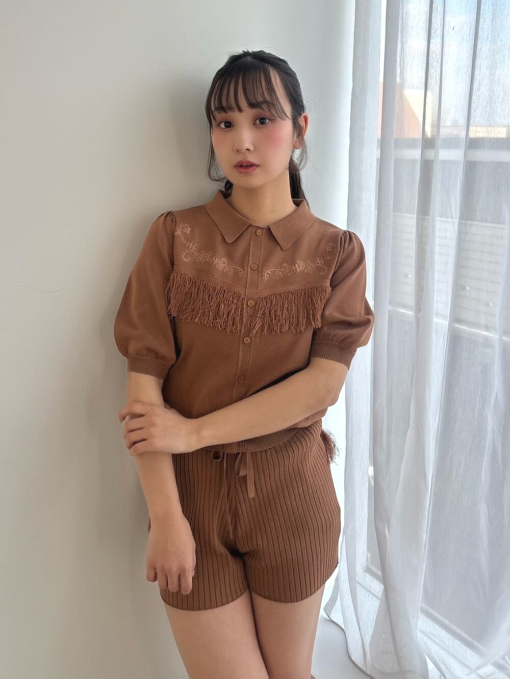 ブラウン系のその他パンツ、ブラウン系のニット/セーター、ブラック系のブーツを着用したレディースの春コーディネートの5枚目の写真