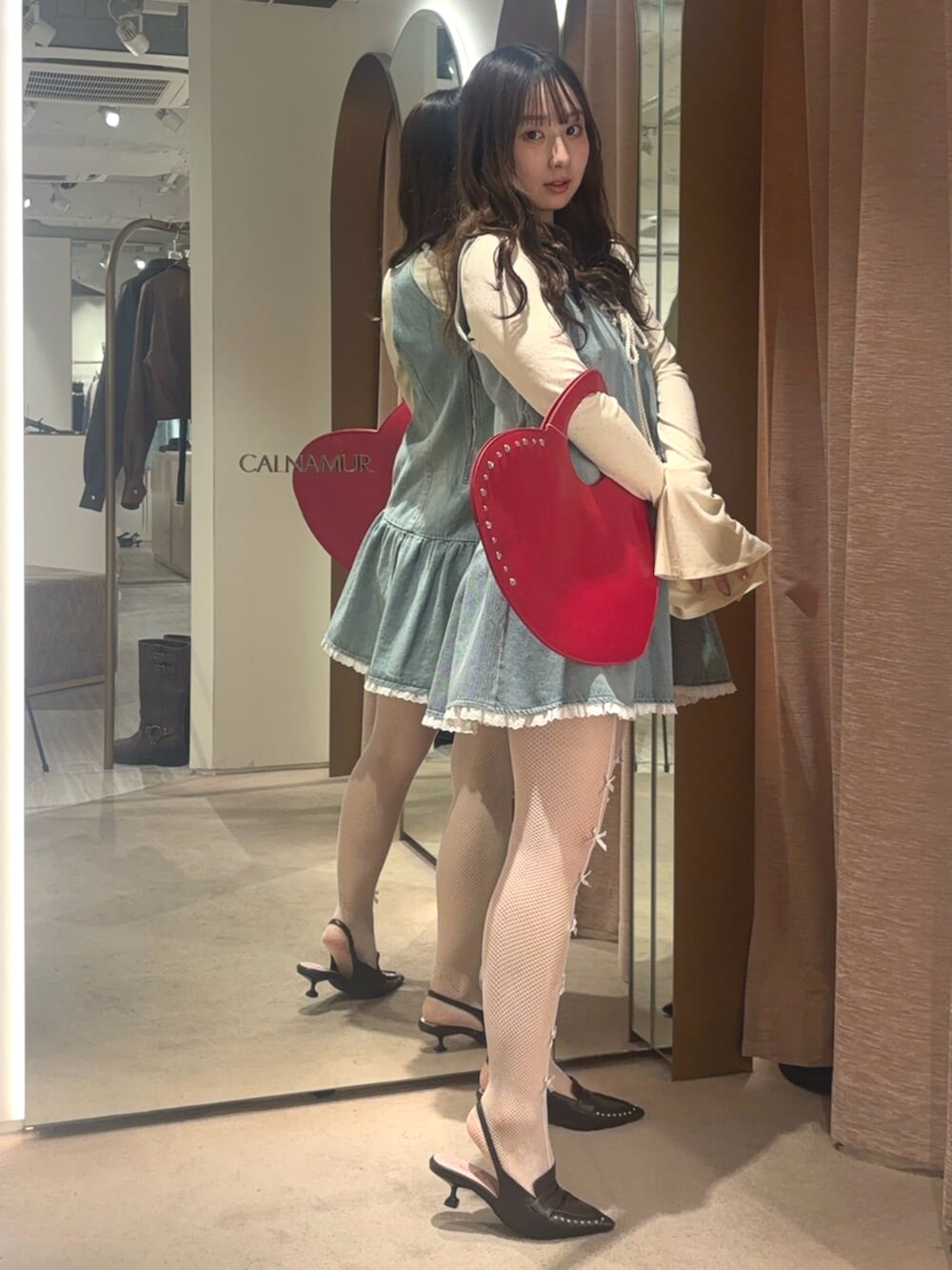 ブラウン系のサンダル、ブルー系のワンピース、ホワイト系のTシャツ/カットソーを着用したレディースの春コーディネートの2枚目の写真