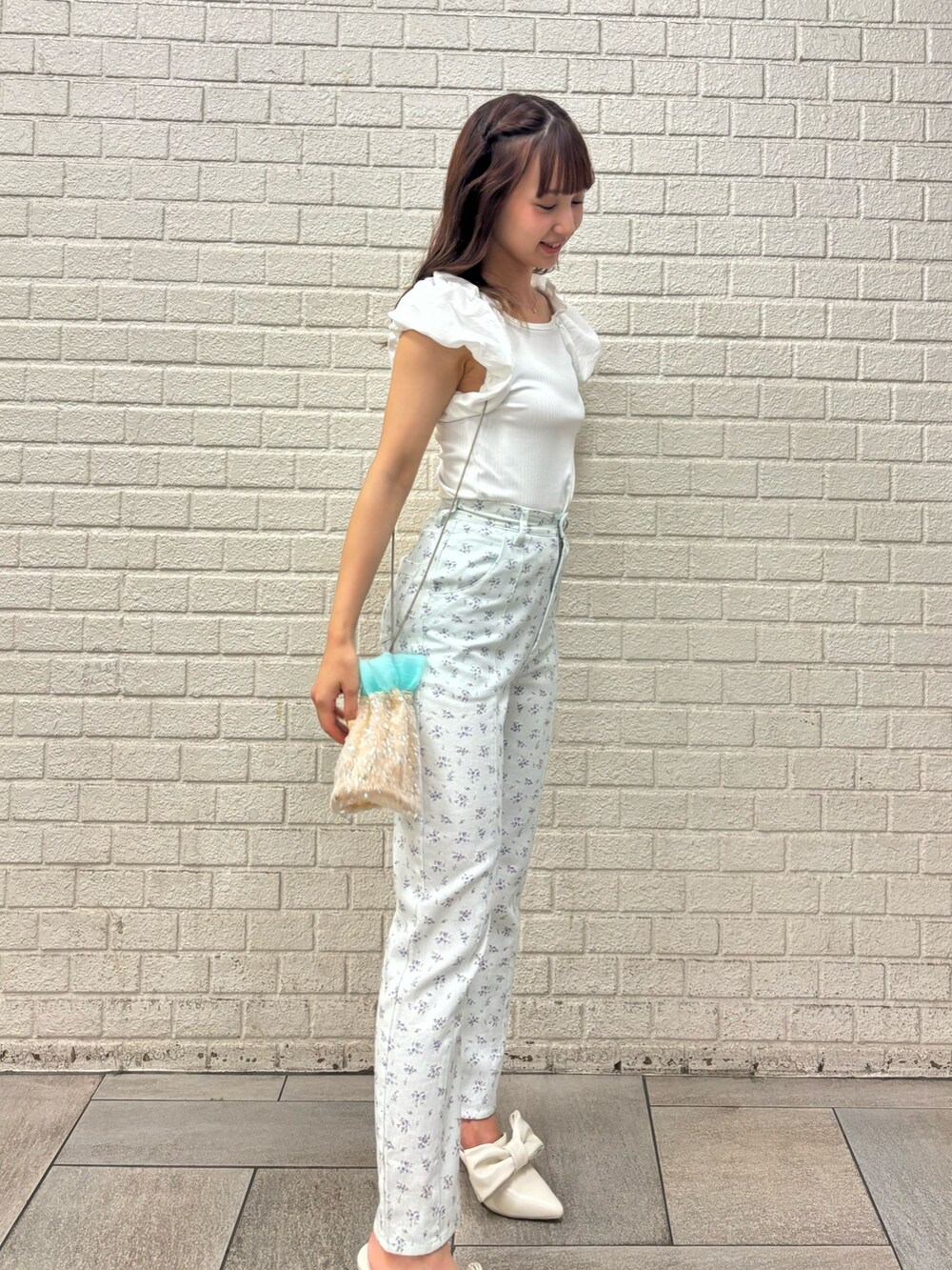 ブルー系のその他パンツ、ホワイト系のTシャツ/カットソー、ピンク系のパンプスを着用したレディースの夏コーディネートの3枚目の写真