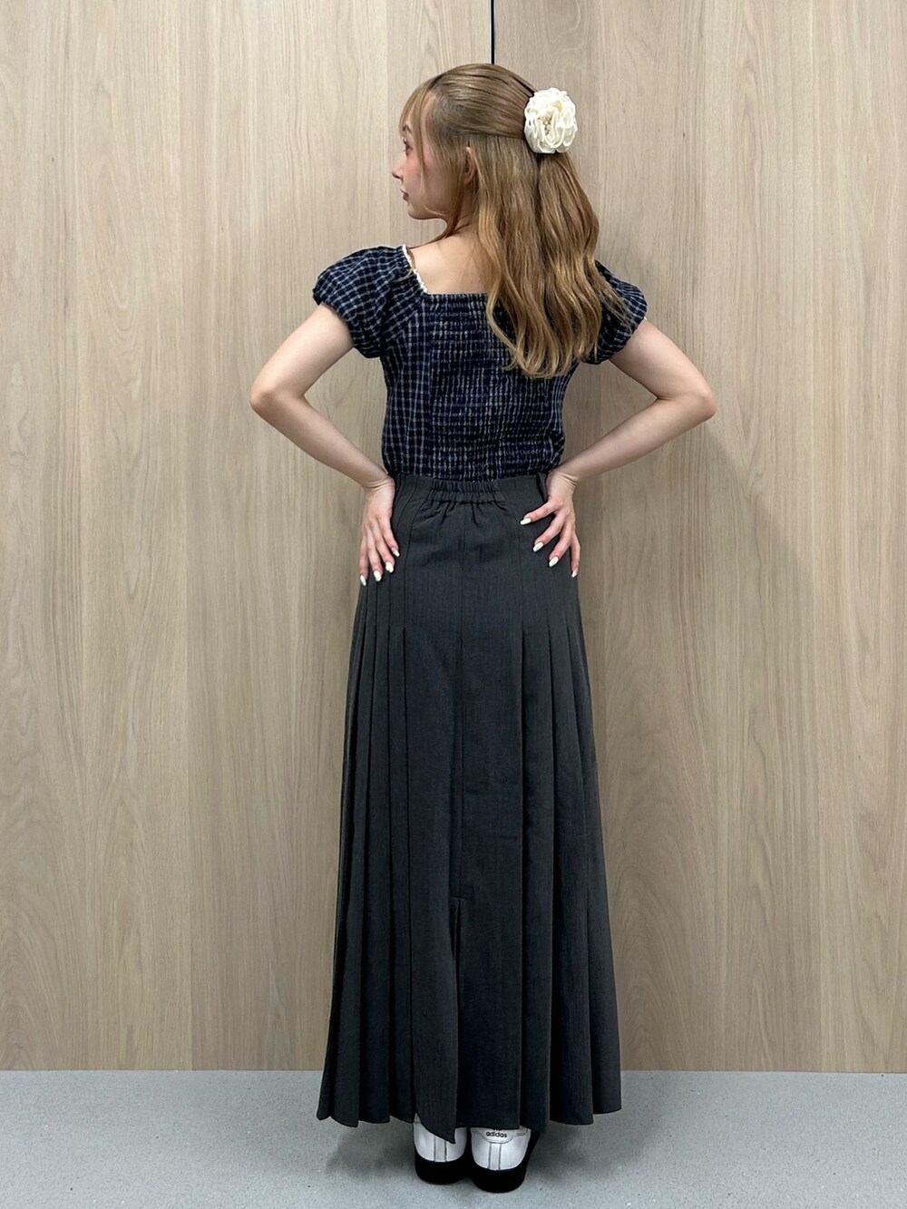 グレー系のスカート、ブルー系のシャツ/ブラウス、イエロー系のバレッタ/ヘアクリップを着用したレディースの夏コーディネートの5枚目の写真