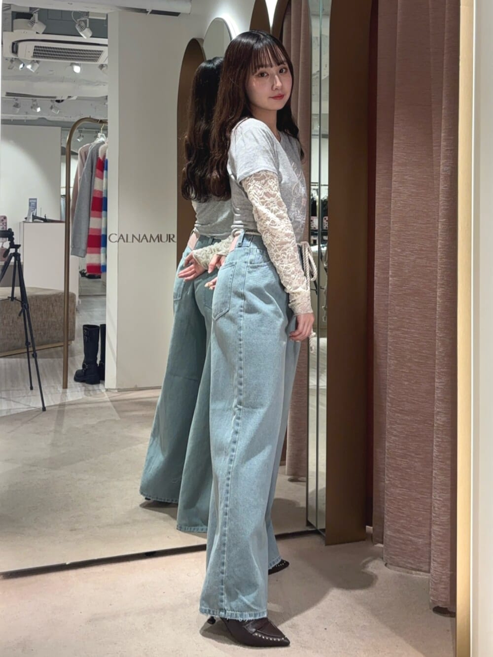 ブラウン系のサンダル、ホワイト系のTシャツ/カットソー、グレー系のTシャツ/カットソーを着用したレディースの春コーディネートの2枚目の写真