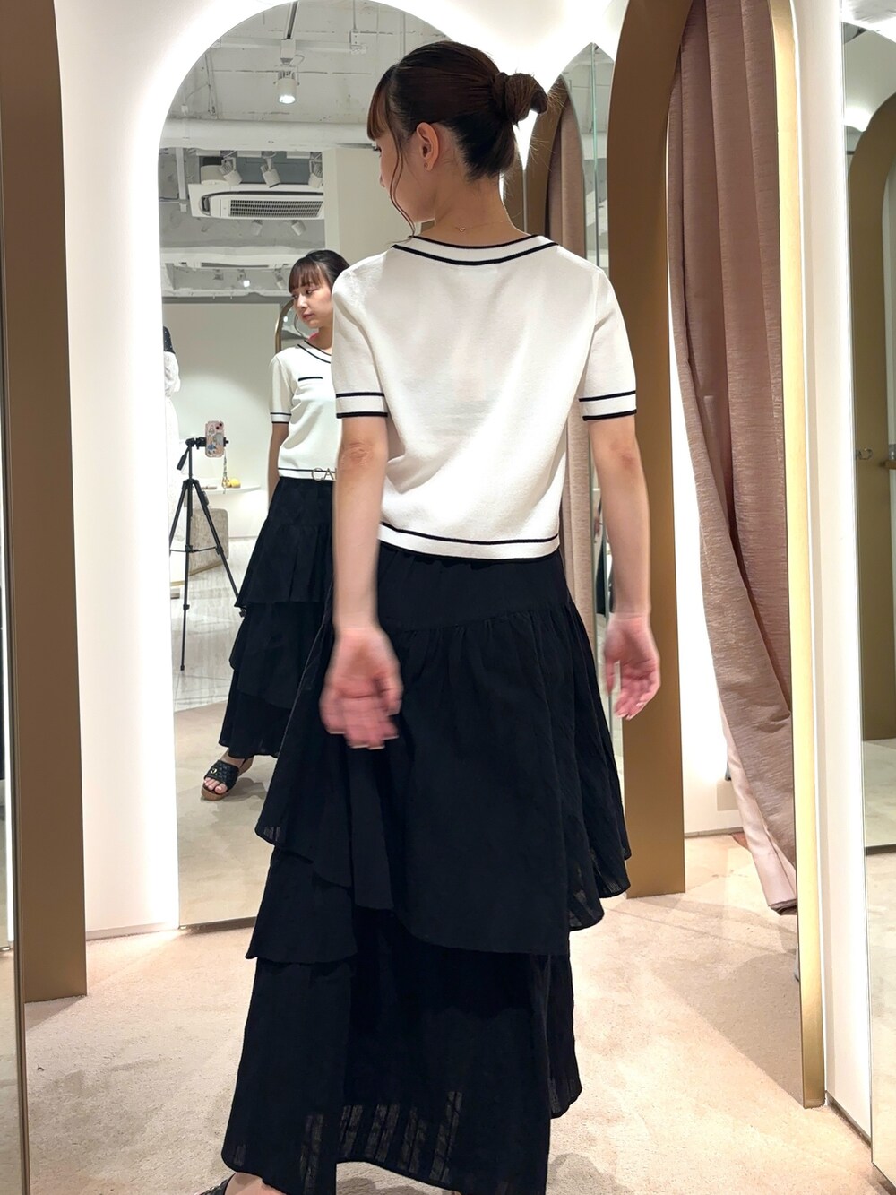 ホワイト系のカーディガン/ボレロ、イエロー系のサンダル、ホワイト系のスカートを着用したレディースの春コーディネートの4枚目の写真