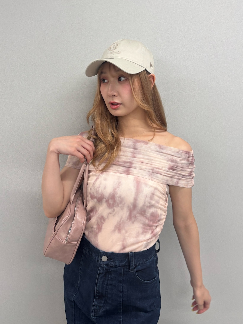 ブルー系のデニムパンツ、ピンク系のTシャツ/カットソー、ピンク系のボストンバッグを着用したレディースの夏コーディネートの4枚目の写真