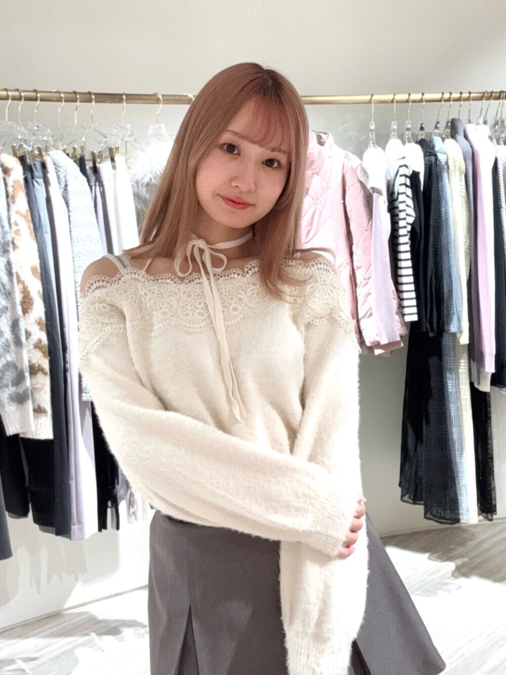 その他のブルゾン、ホワイト系のニット/セーター、グレー系のスカートを着用したレディースの冬コーディネートの7枚目の写真