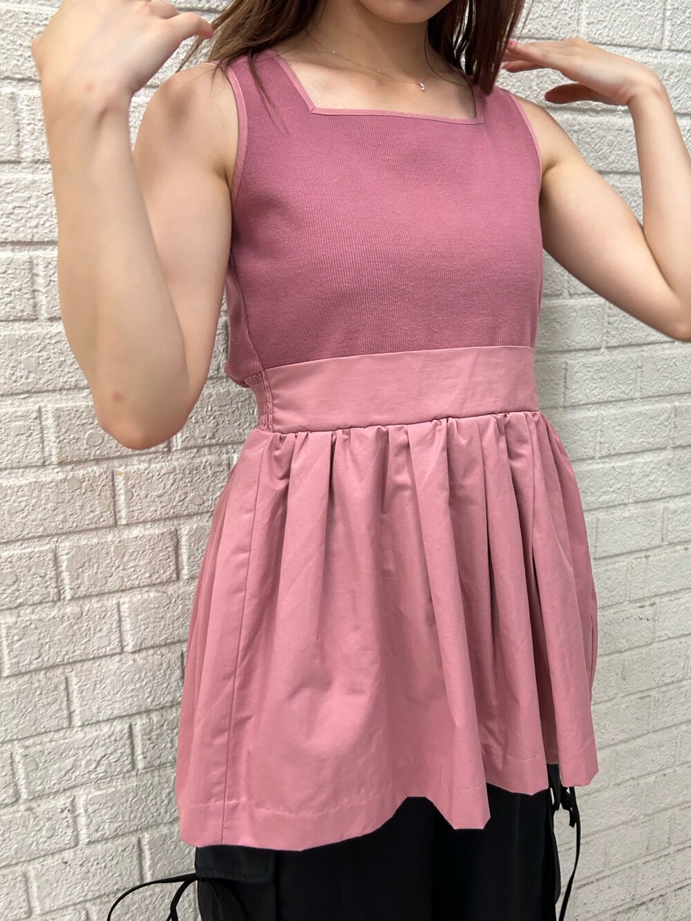 ブラック系のその他パンツ、ピンク系のTシャツ/カットソーを着用したレディースの夏コーディネートの5枚目の写真