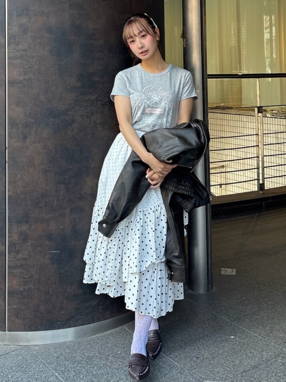 ブラウン系のブルゾン、ホワイト系のスカート、ブラウン系のサンダルを着用したレディースの冬コーディネートの4枚目の写真