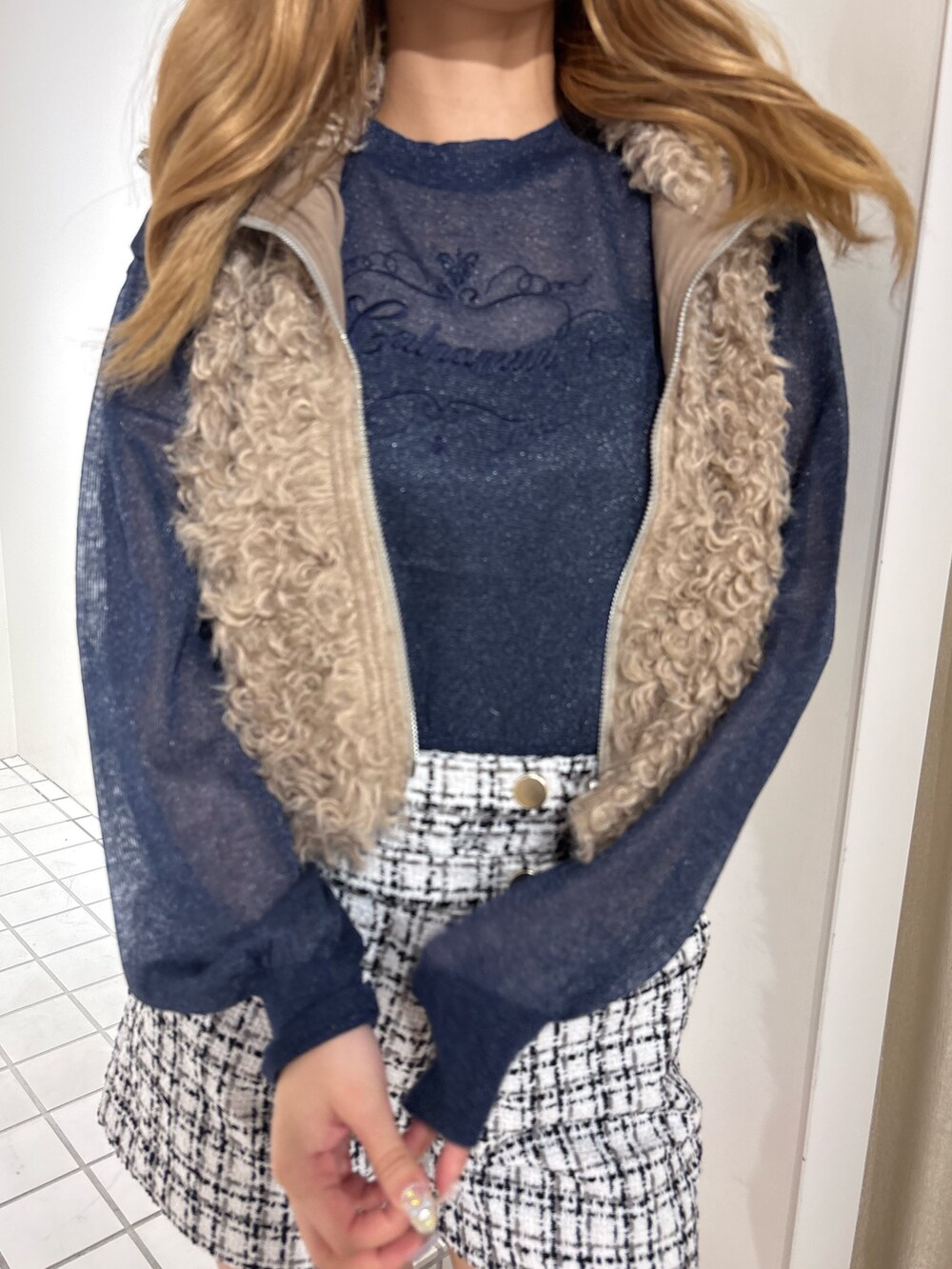その他のその他パンツ、ブルー系のニット/セーター、ベージュ系のブルゾンを着用したレディースの秋コーディネートの4枚目の写真