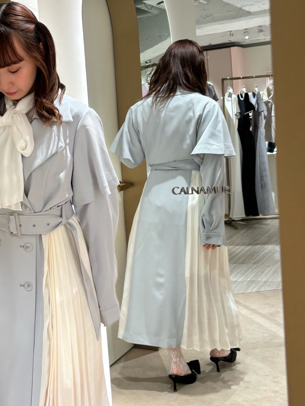 ブルー系のトレンチコート、ホワイト系のシャツ/ブラウスを着用したレディースの春コーディネートの5枚目の写真