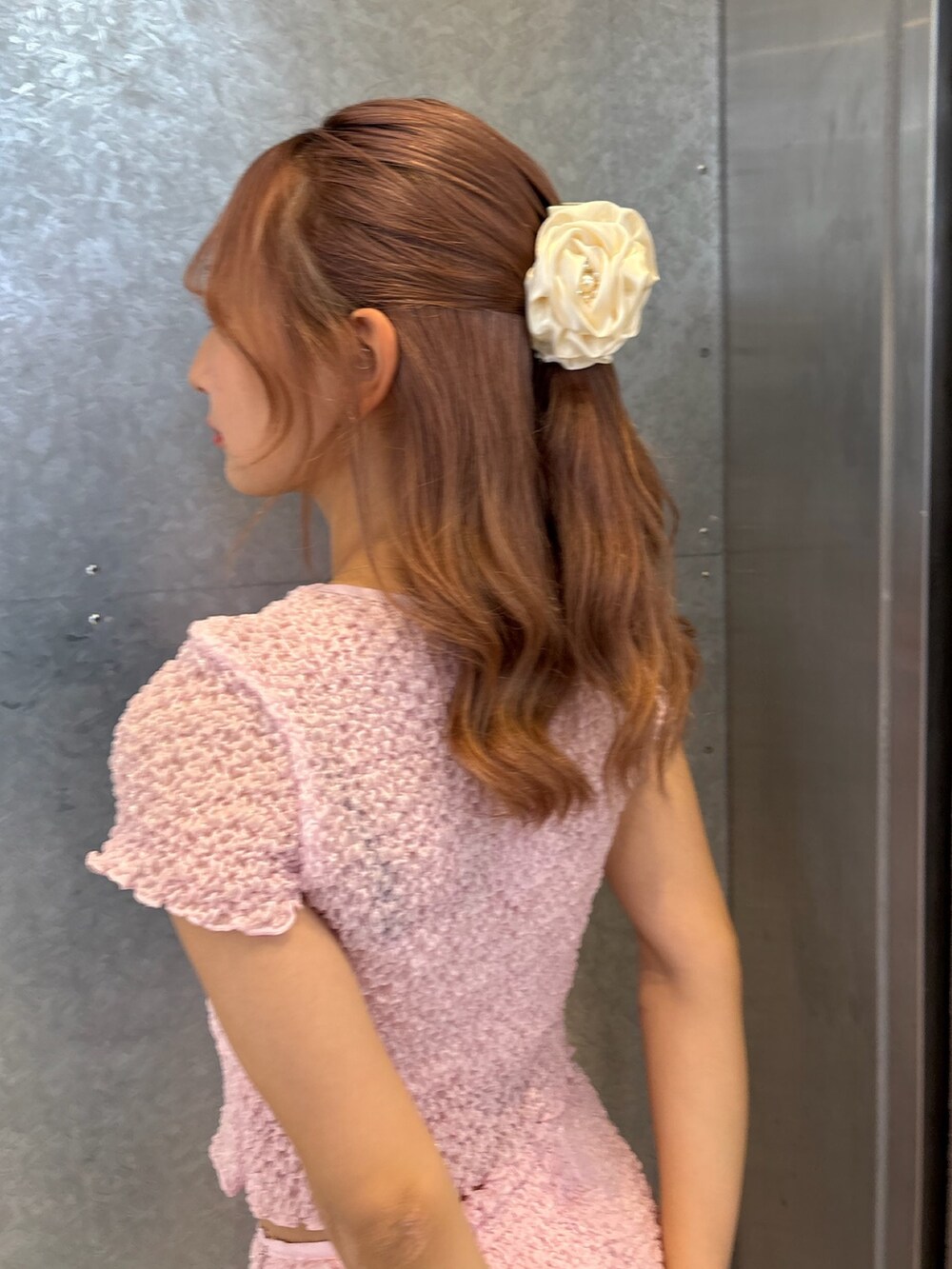 ピンク系のTシャツ/カットソー、ピンク系のスカート、ホワイト系のサンダルを着用したレディースの春コーディネートの7枚目の写真