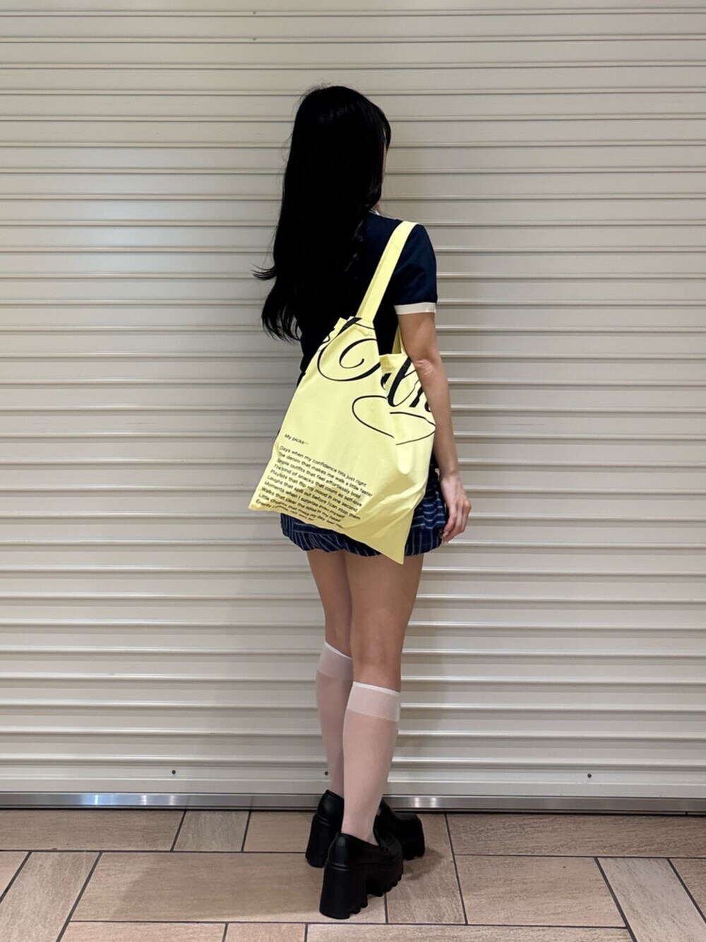イエロー系のトートバッグ、ブルー系のTシャツ/カットソー、その他のその他パンツを着用したレディースの夏コーディネートの5枚目の写真