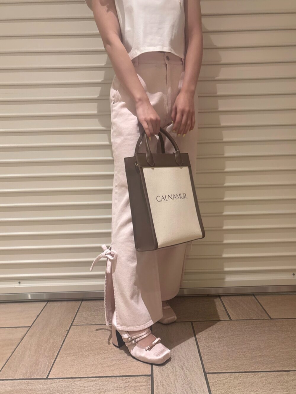 ピンク系のデニムパンツ、ピンク系のTシャツ/カットソー、ピンク系のパンプスを着用したレディースの春コーディネートの9枚目の写真