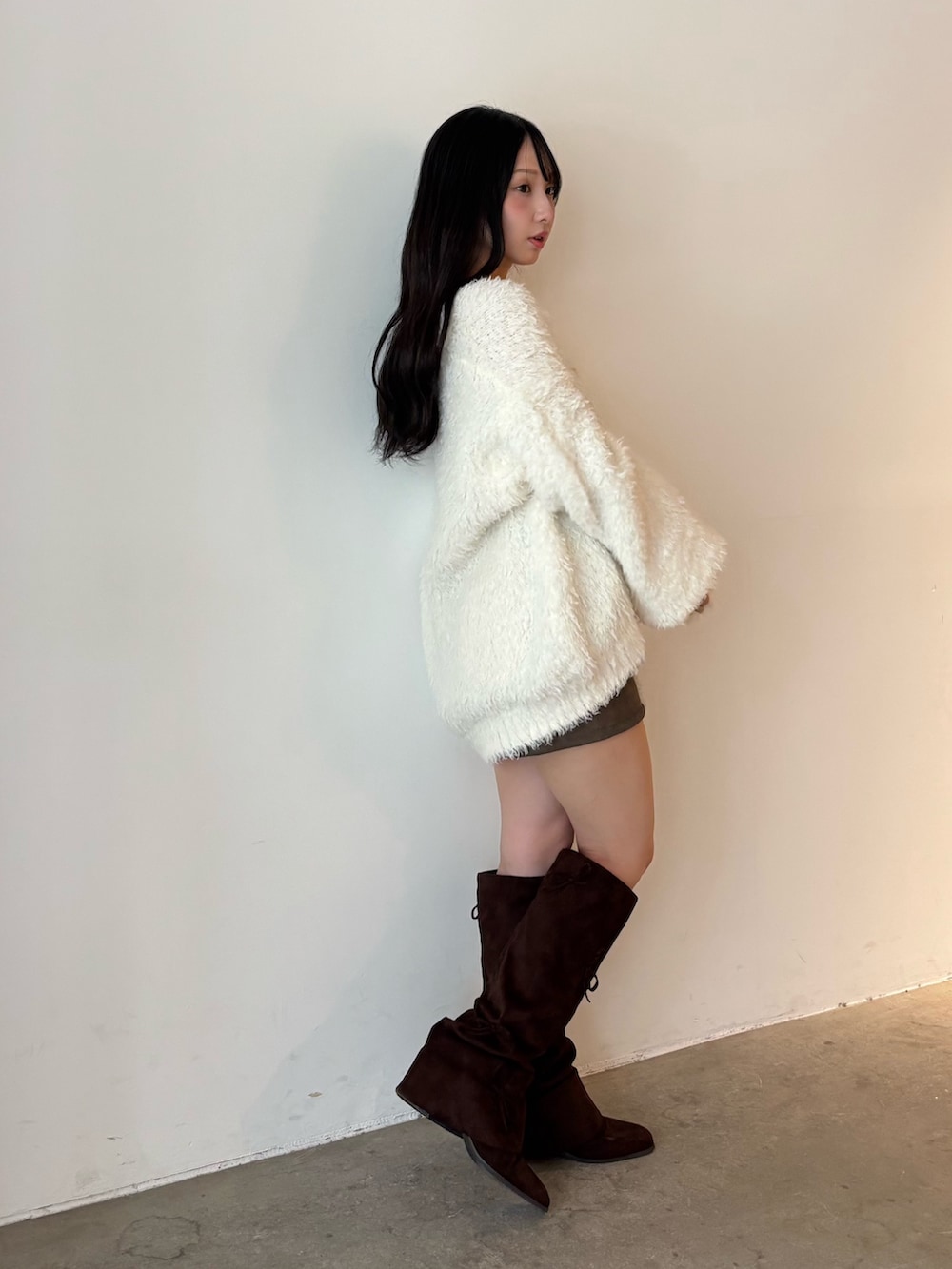 グレー系のその他パンツ、イエロー系のカーディガン/ボレロ、ブラウン系のブーツを着用したレディースの秋コーディネートの3枚目の写真