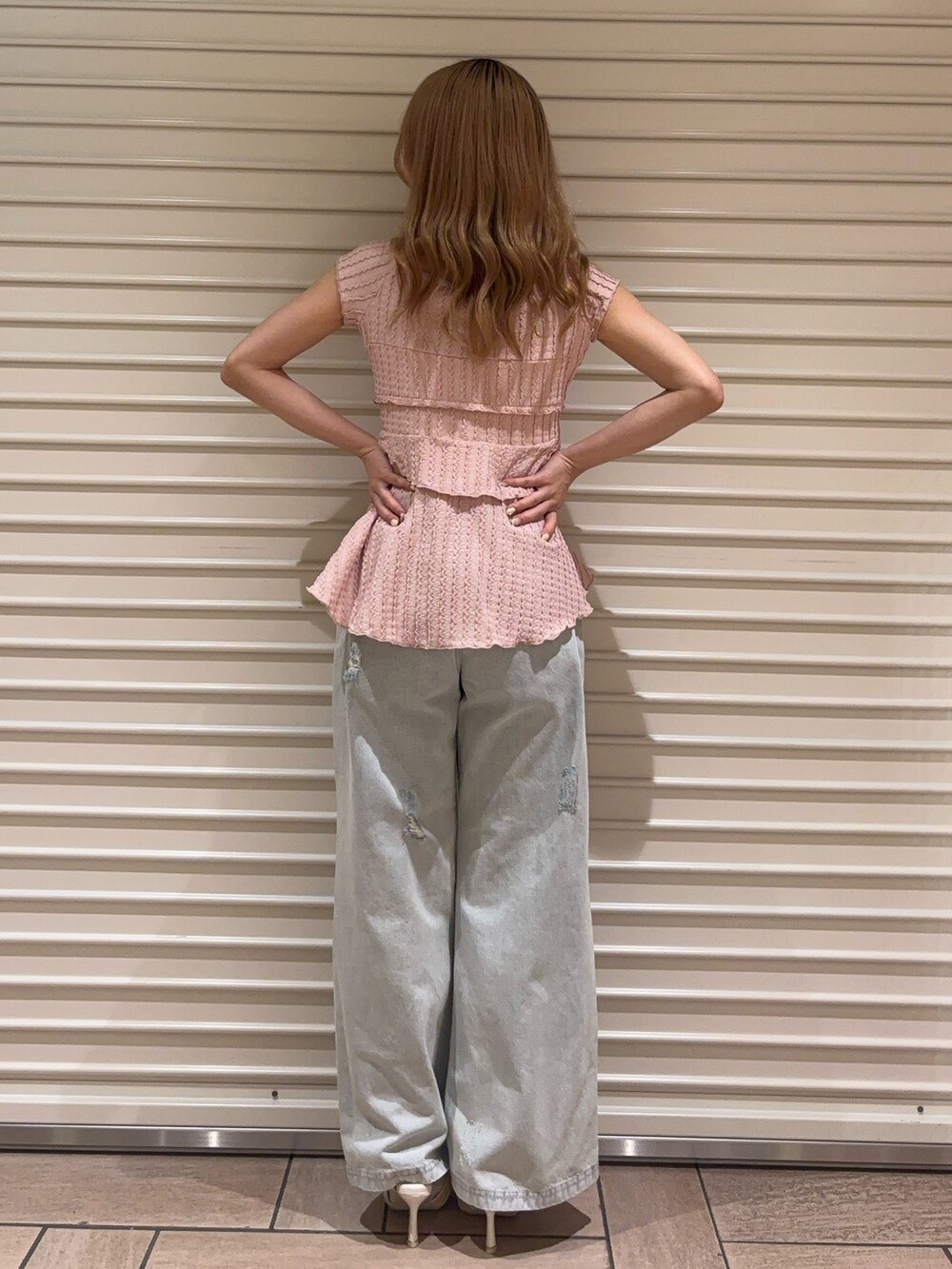 ピンク系のTシャツ/カットソー、ブルー系のデニムパンツ、ホワイト系のサンダルを着用したレディースの夏コーディネートの3枚目の写真