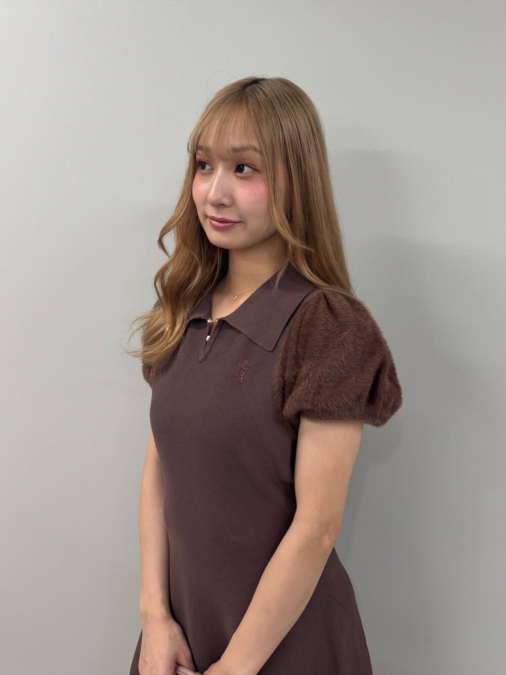 ブラウン系のブーツ、ブラウン系のワンピース、ピンク系のボストンバッグを着用したレディースの夏コーディネートの4枚目の写真