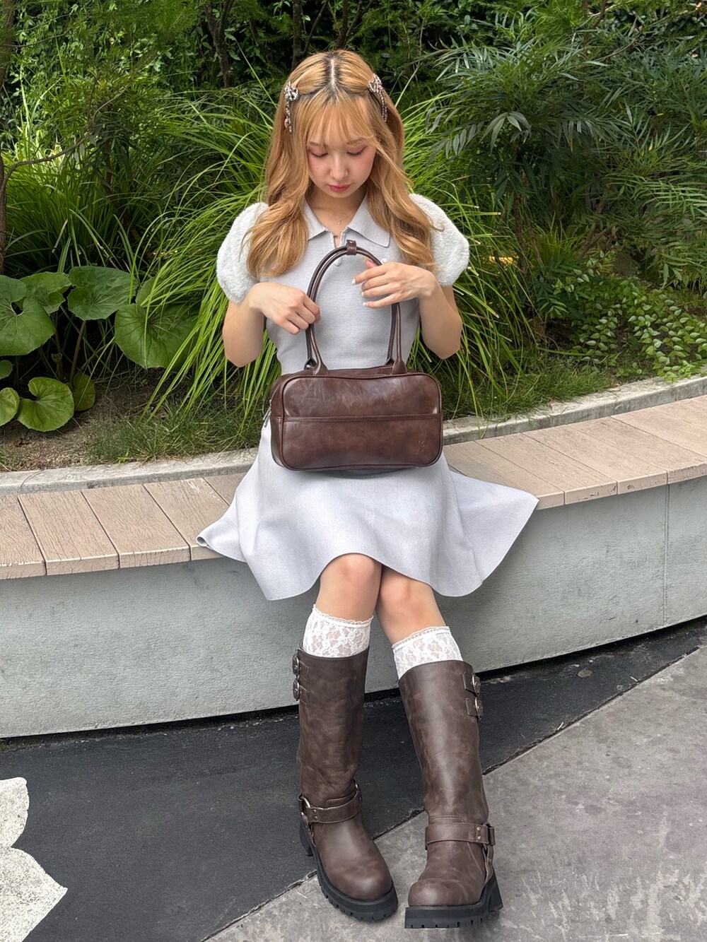 グレー系のワンピース、ブラウン系のブーツ、ピンク系のボストンバッグを着用したレディースの夏コーディネートの4枚目の写真