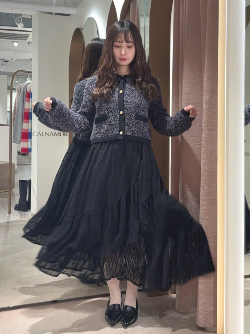 ブラック系のサンダル、ブラック系のスカート、ブラック系のカーディガン/ボレロを着用したレディースの春コーディネートの5枚目の写真