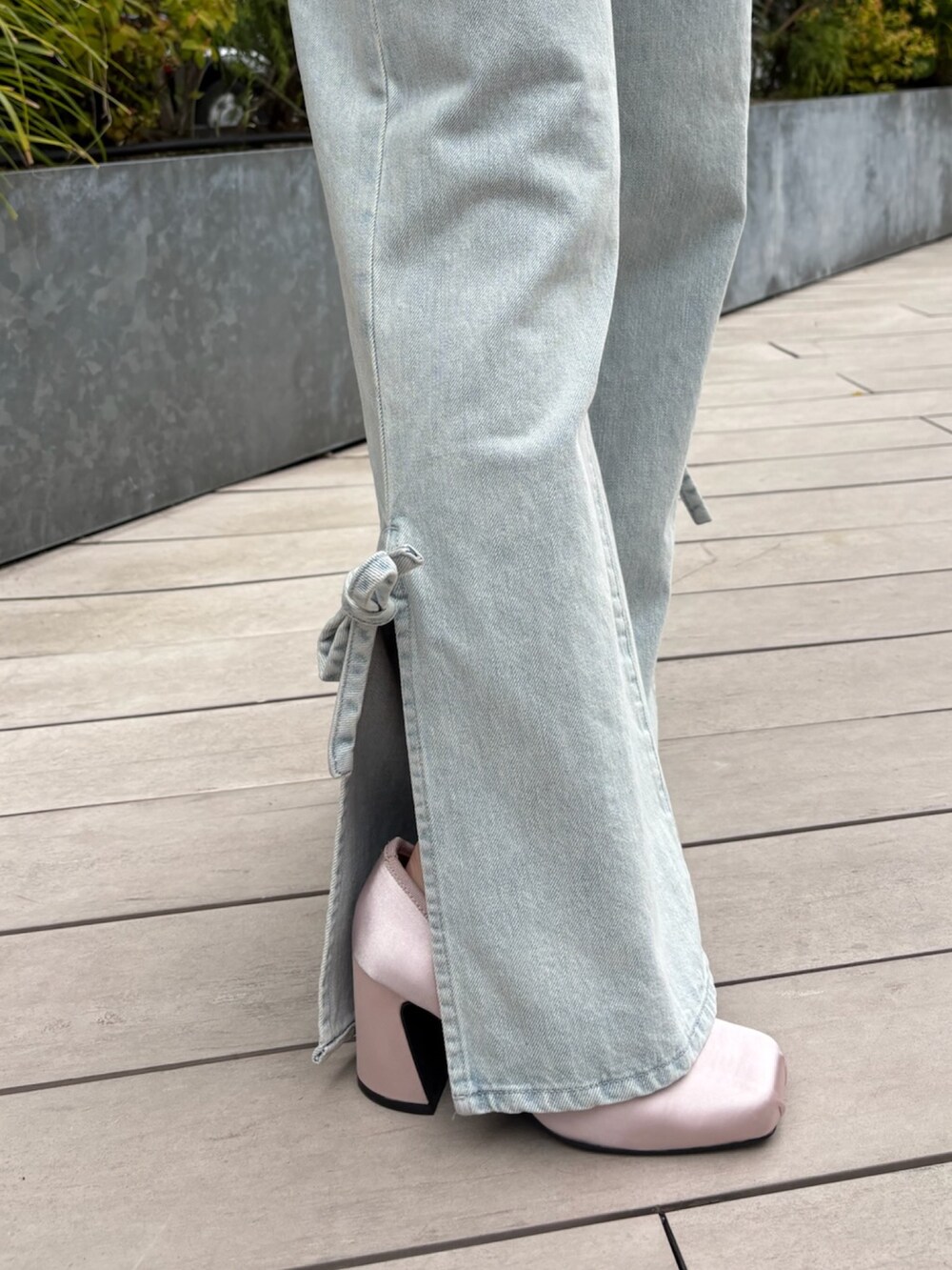ブルー系のデニムパンツ、ピンク系のTシャツ/カットソー、ピンク系のパンプスを着用したレディースの春コーディネートの7枚目の写真