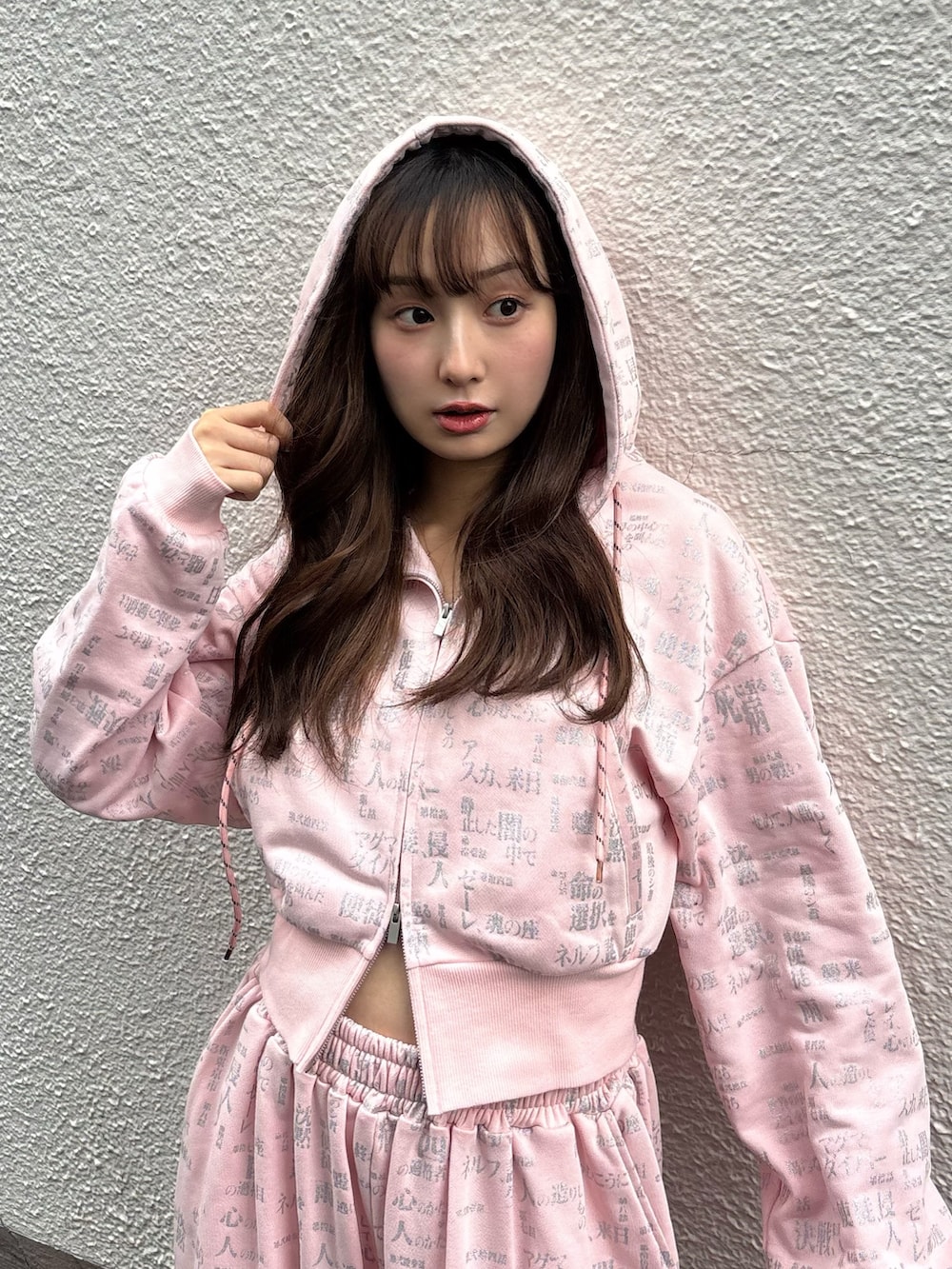 ピンク系のセットアップを着用したレディースの春コーディネートの5枚目の写真