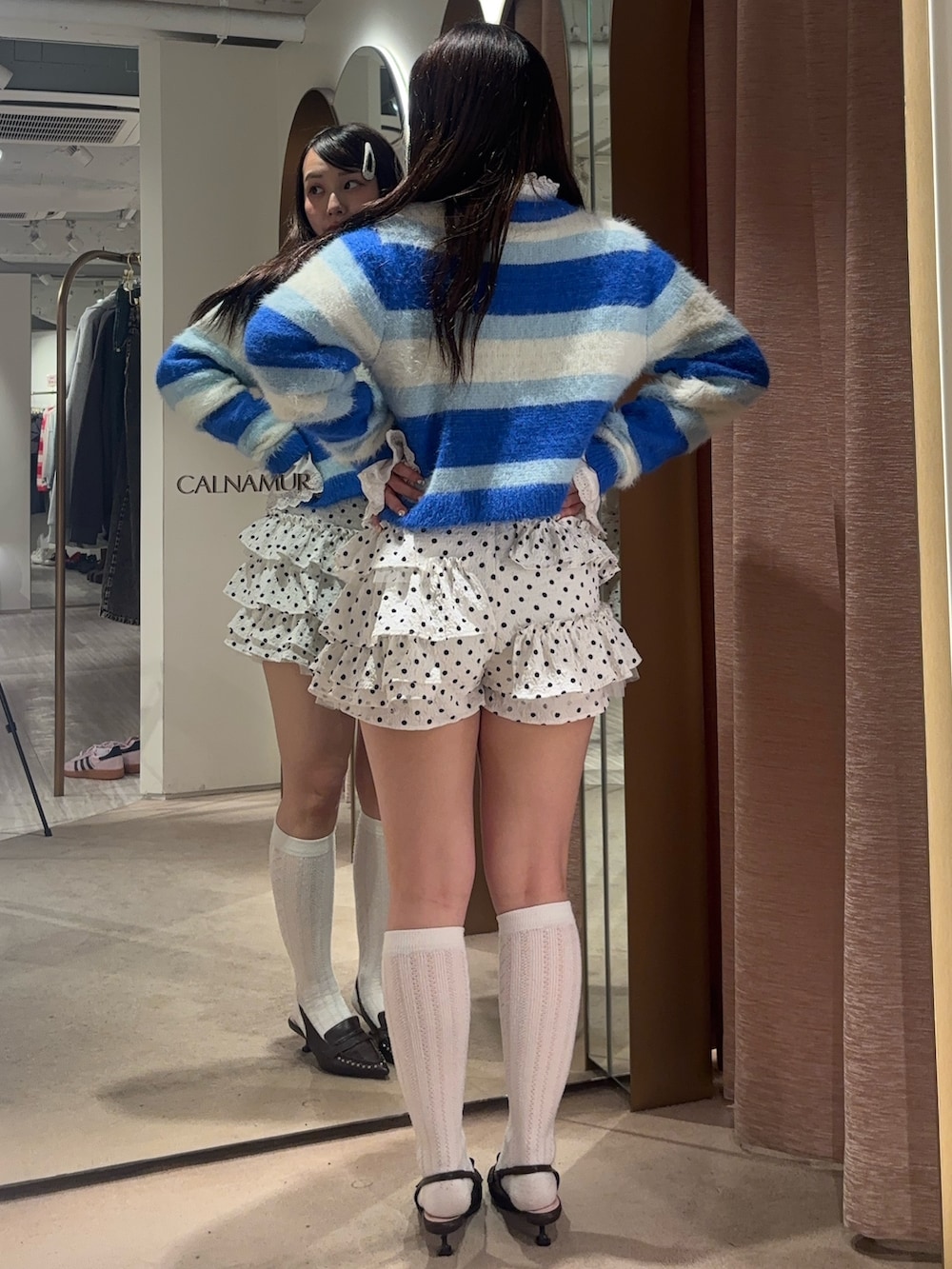 ホワイト系のその他パンツ、ブルー系のカーディガン/ボレロ、ホワイト系のシャツ/ブラウスを着用したレディースの冬コーディネートの3枚目の写真