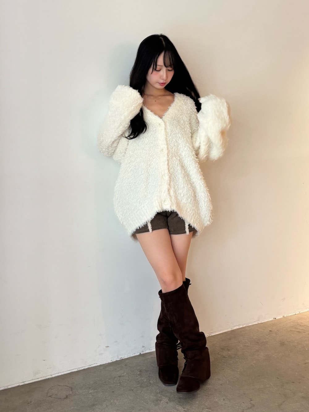 グレー系のその他パンツ、イエロー系のカーディガン/ボレロ、ブラウン系のブーツを着用したレディースの秋コーディネートの2枚目の写真
