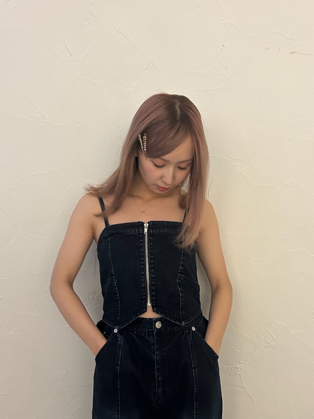 ブルー系のつなぎ/オールインワン、ブラック系のサンダルを着用したレディースの冬コーディネートの7枚目の写真