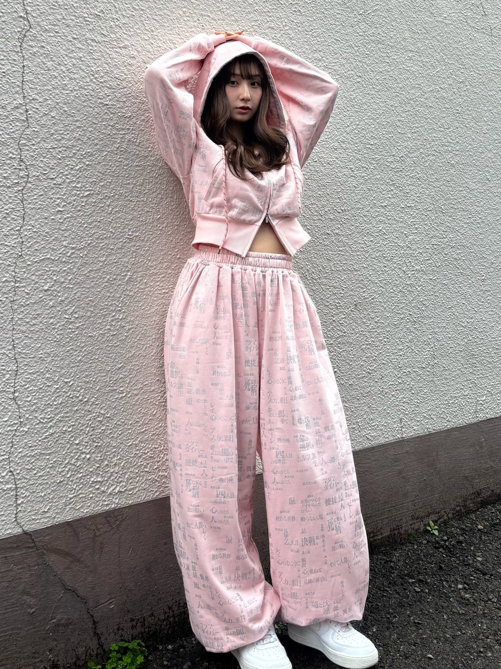 ピンク系のセットアップを着用したレディースの春コーディネートの4枚目の写真