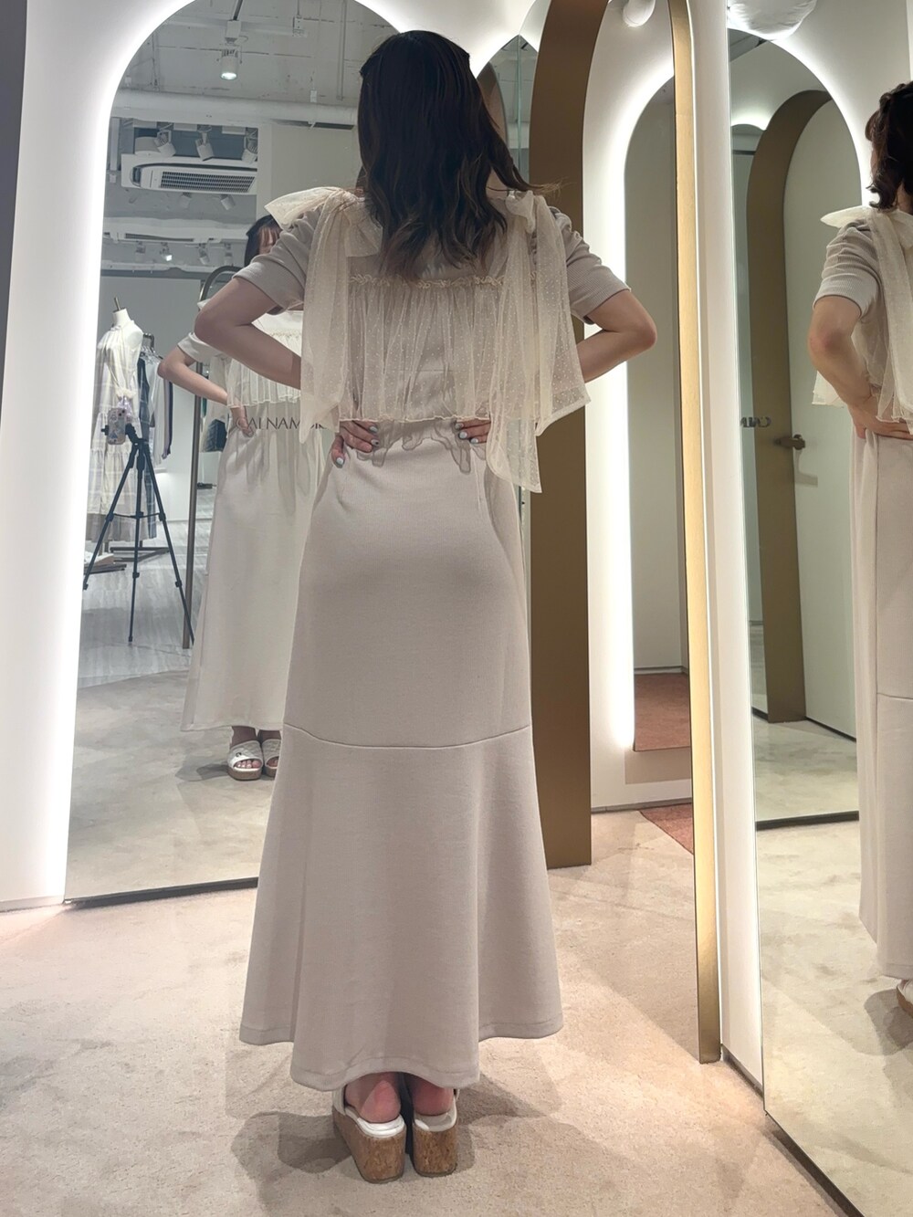 ベージュ系のワンピース、イエロー系のサンダルを着用したレディースの夏コーディネートの4枚目の写真