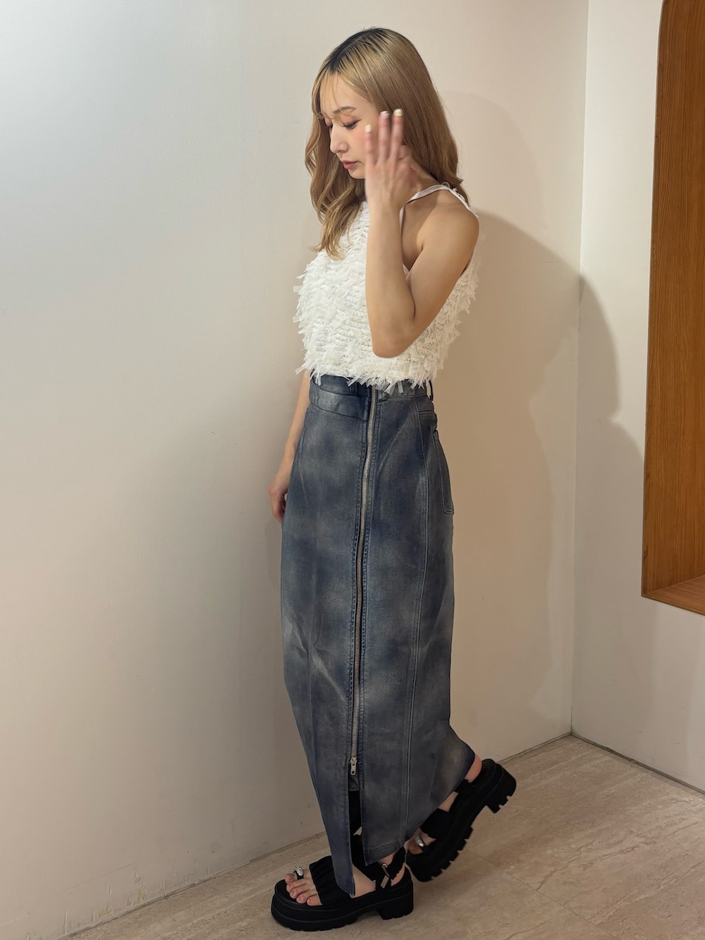 ブルー系のスカート、ホワイト系のシャツ/ブラウス、ホワイト系のサンダルを着用したレディースの夏コーディネートの4枚目の写真